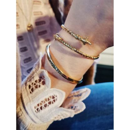 look avec le jonc bracelet de marque éco responsable Soko bijoux chez Dolita